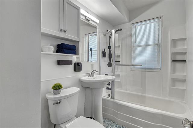 Builiding view eighteen for 3005 Oakwood, Ann Arbor, MI. 48104