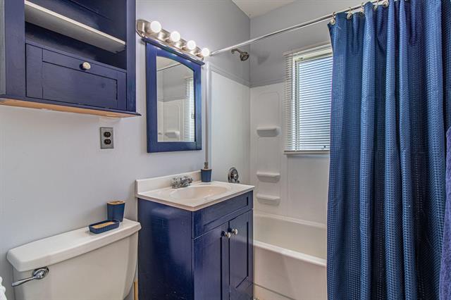 Builiding view twenty seven for 3005 Oakwood, Ann Arbor, MI. 48104