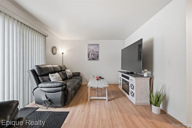 Builiding view four for 16285 Raleigh Square, Southgate, MI. 48195