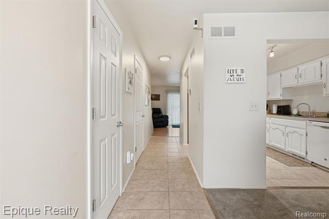 Builiding view two for 16285 Raleigh Square, Southgate, MI. 48195