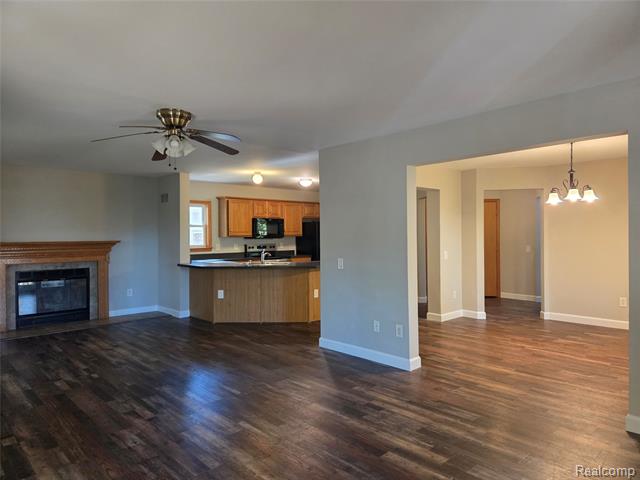 Builiding view nineteen for 7507 Pingree, Pinckney, MI. 48169