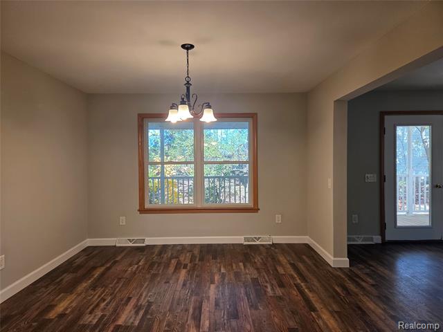 Builiding view twenty one for 7507 Pingree, Pinckney, MI. 48169