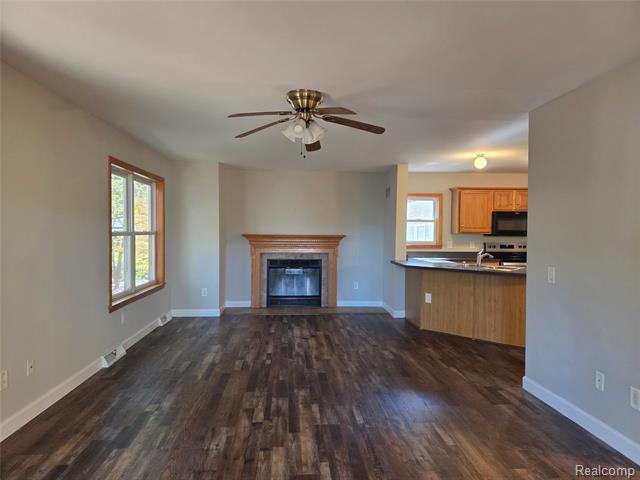 Builiding view twenty for 7507 Pingree, Pinckney, MI. 48169