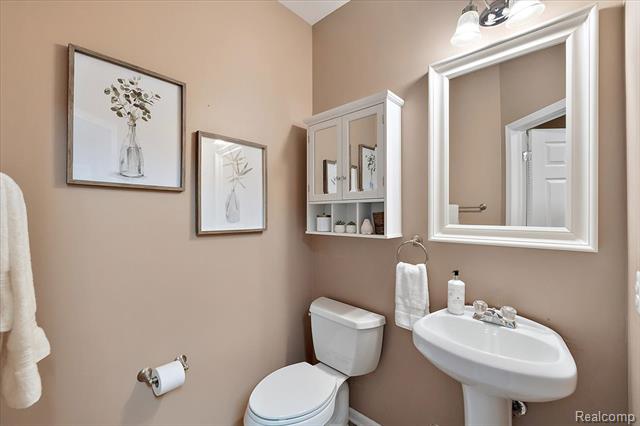 Builiding view nineteen for 26709 Ashton, Trenton, MI. 48183