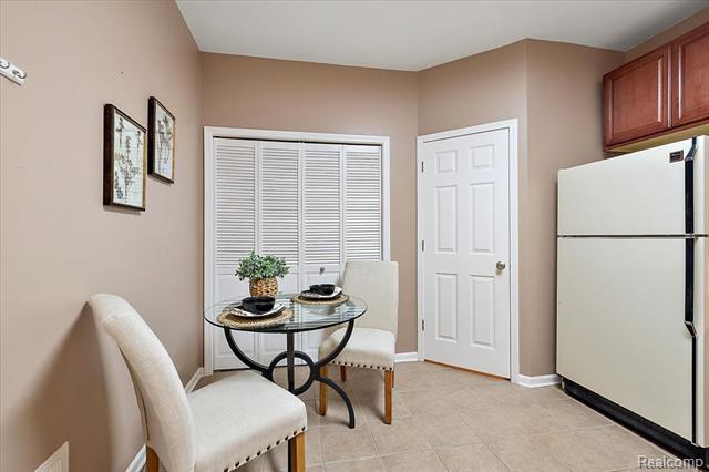 Builiding view seventeen for 26709 Ashton, Trenton, MI. 48183