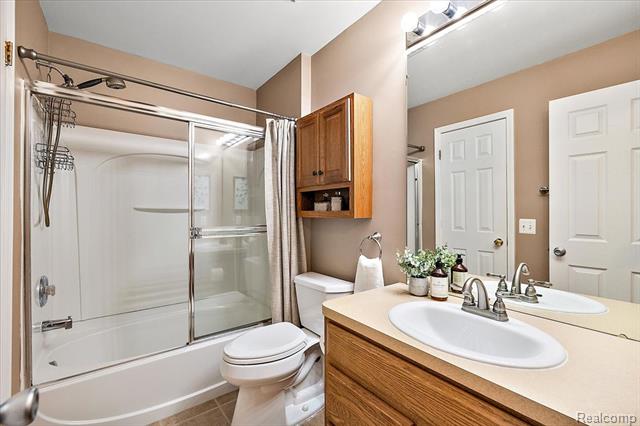 Builiding view thirty three for 26709 Ashton, Trenton, MI. 48183