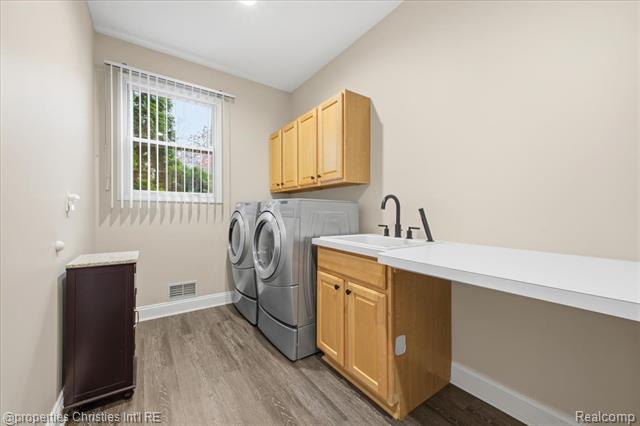 Builiding view eighty two for 29202 Bradmoor, Farmington, MI. 48334