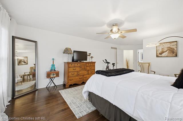 Builiding view fifty one for 29202 Bradmoor, Farmington, MI. 48334