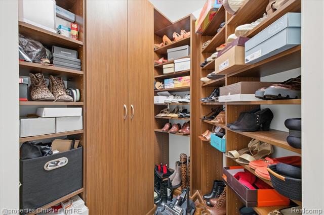 Builiding view sixty nine for 29202 Bradmoor, Farmington, MI. 48334