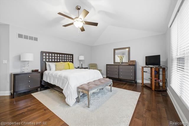 Builiding view sixty one for 29202 Bradmoor, Farmington, MI. 48334