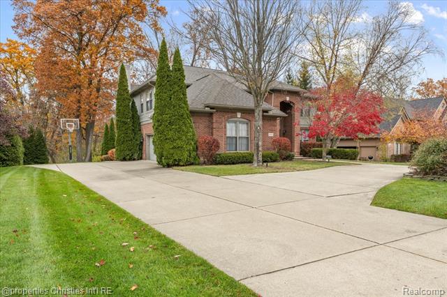 Builiding view ten for 29202 Bradmoor, Farmington, MI. 48334