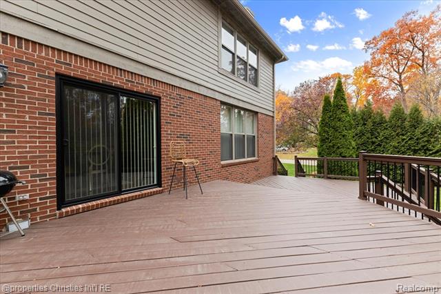 Builiding view twenty four for 29202 Bradmoor, Farmington, MI. 48334