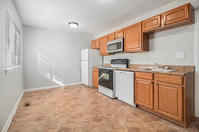 Builiding view four for 1051 Redleaf, Ypsilanti, MI. 48198