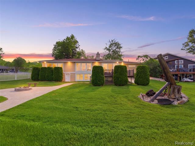 Builiding view fifty five for 12099 Torrey, Fenton, MI. 48430