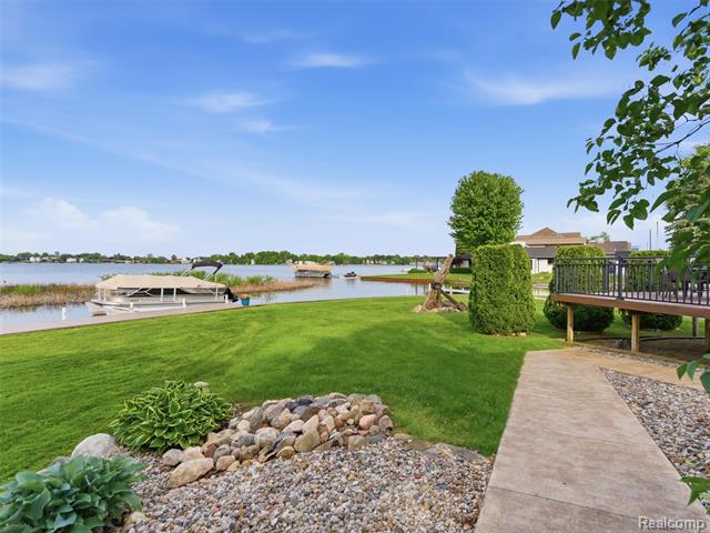 Builiding view thirty one for 12099 Torrey, Fenton, MI. 48430