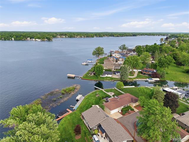 Builiding view thirty for 12099 Torrey, Fenton, MI. 48430