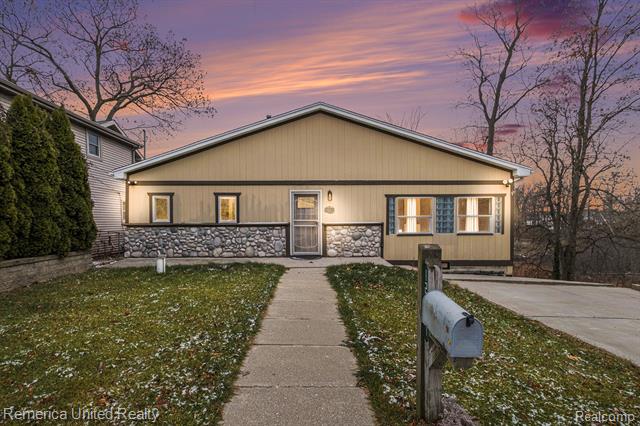 front view for 12237 Dalhart Drive, Fenton, Mi. 48430