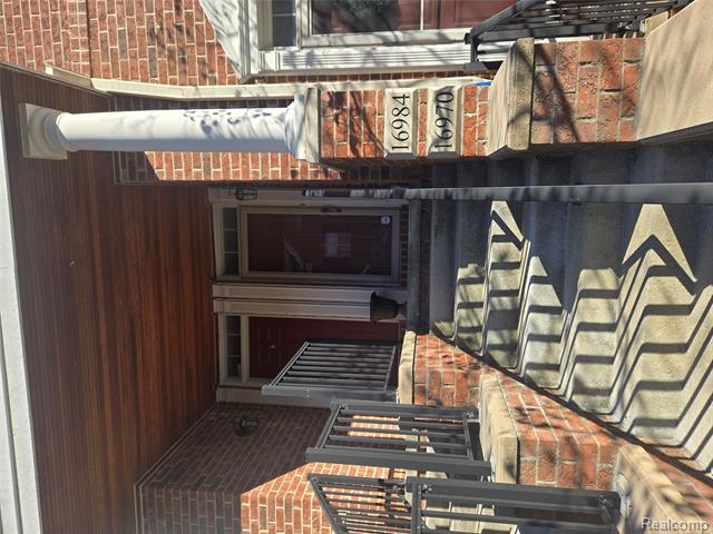 Builiding view one for 16984 Farmington, Livonia, MI. 48154