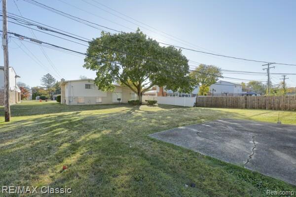 Builiding view thirty eight for 29230 Bermuda, Southfield, MI. 48076