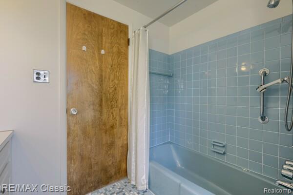 Builiding view thirty three for 29230 Bermuda, Southfield, MI. 48076