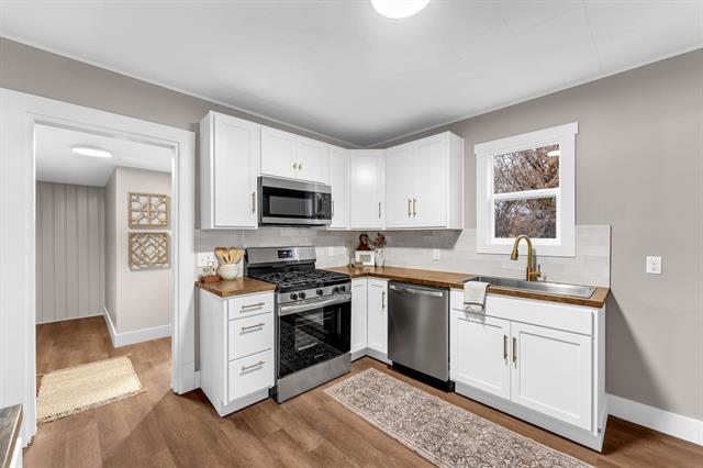 Builiding view six for 1233 Emerald, Grand Rapids, MI. 49505