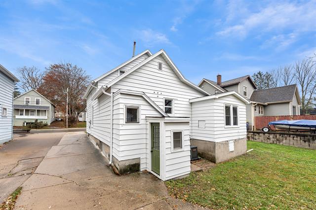 Builiding view thirty eight for 1233 Emerald, Grand Rapids, MI. 49505