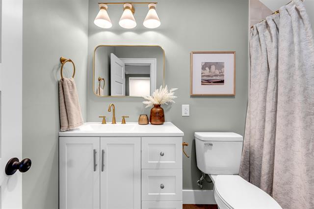 Builiding view thirty five for 1233 Emerald, Grand Rapids, MI. 49505