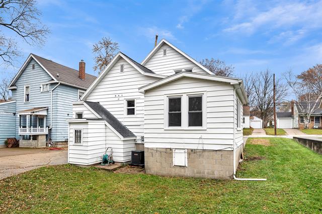 Builiding view thirty nine for 1233 Emerald, Grand Rapids, MI. 49505