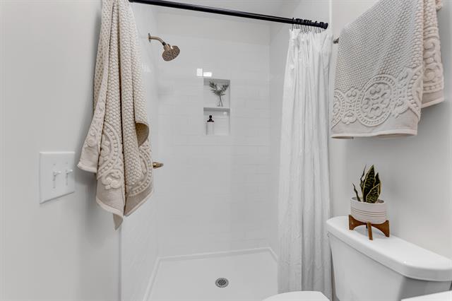 Builiding view thirty two for 1233 Emerald, Grand Rapids, MI. 49505