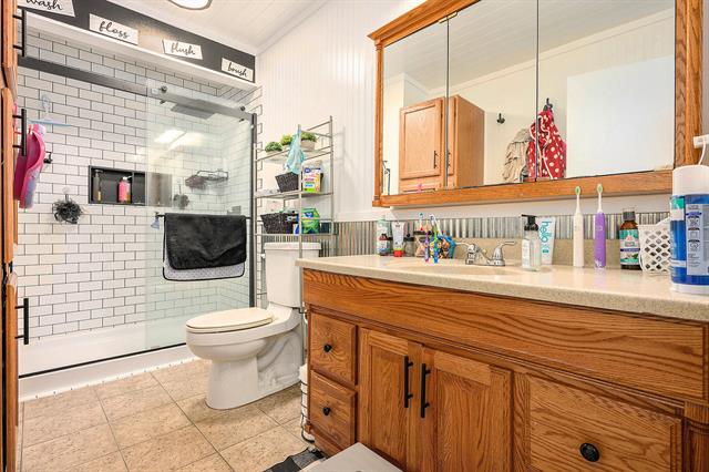 Builiding view fifteen for 1055 Woodland Beach, Battle Creek, MI. 49014