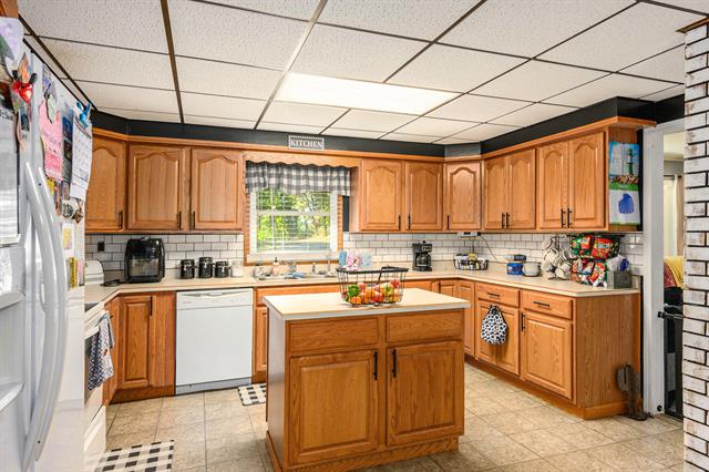Builiding view seven for 1055 Woodland Beach, Battle Creek, MI. 49014