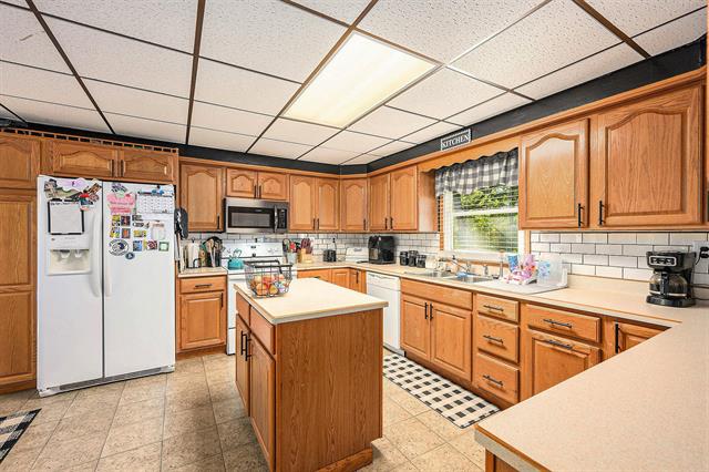 Builiding view six for 1055 Woodland Beach, Battle Creek, MI. 49014