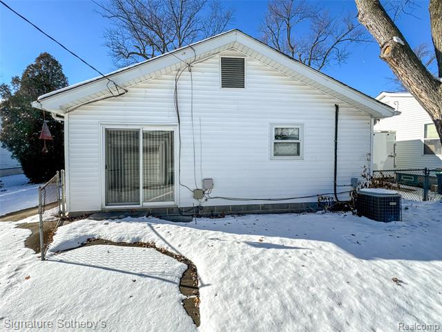 Builiding view eighteen for 3296 Cumberland, Berkley, MI. 48072