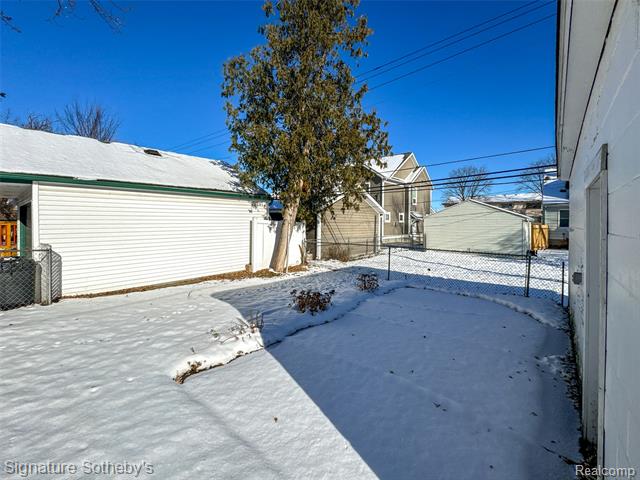 Builiding view nineteen for 3296 Cumberland, Berkley, MI. 48072