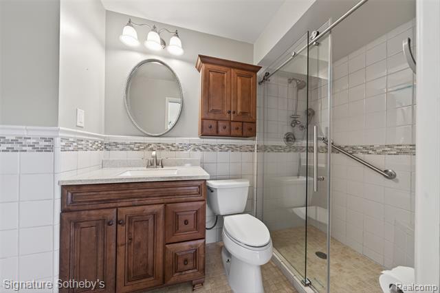 Builiding view seven for 3296 Cumberland, Berkley, MI. 48072