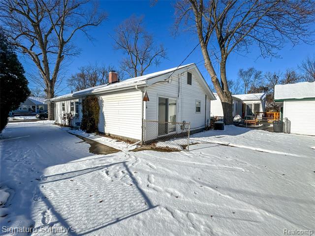 Builiding view seventeen for 3296 Cumberland, Berkley, MI. 48072