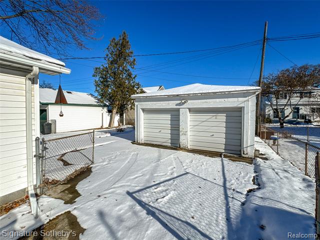 Builiding view sixteen for 3296 Cumberland, Berkley, MI. 48072