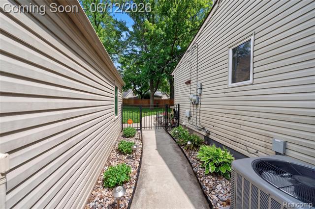 Builiding view nine for 407 Waverley, Royal Oak, MI. 48067