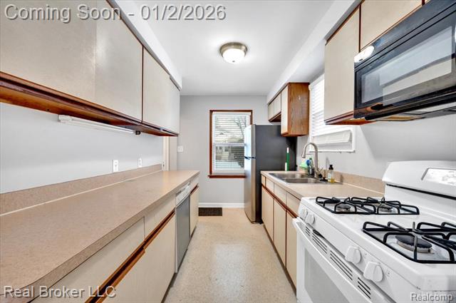 Builiding view fourteen for 1634 Crooks, Royal Oak, MI. 48067