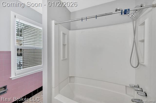 Builiding view seventeen for 1634 Crooks, Royal Oak, MI. 48067