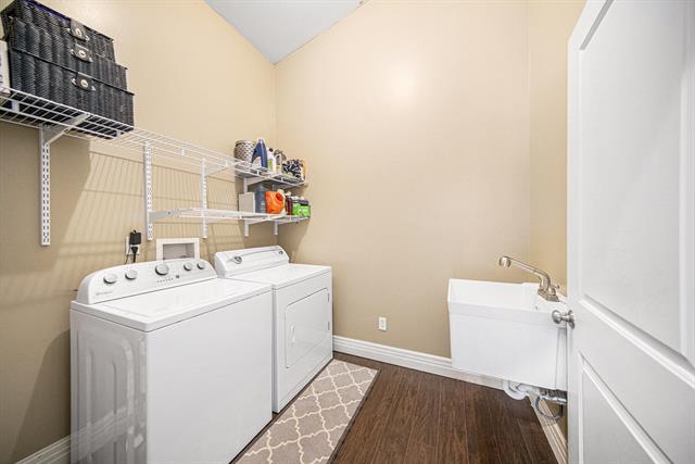 Builiding view sixteen for 2718 Lindsey, Jackson, MI. 49201