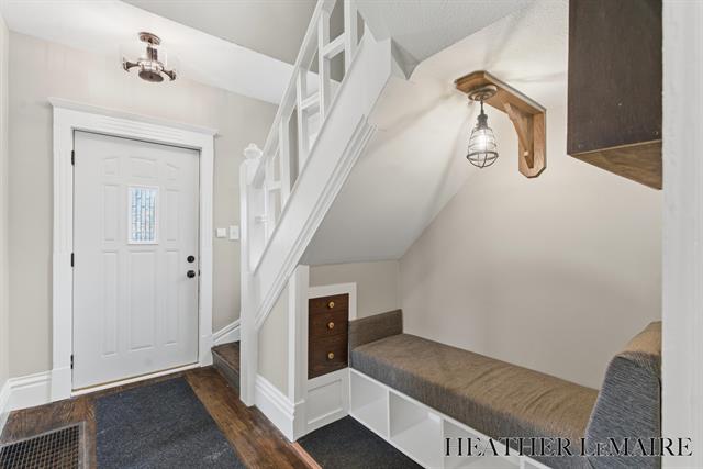 Builiding view fifteen for 821 College, Grand Rapids, MI. 49503