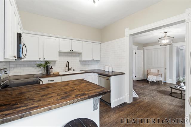 Builiding view five for 821 College, Grand Rapids, MI. 49503