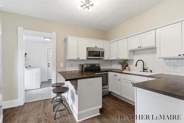 Builiding view four for 821 College, Grand Rapids, MI. 49503