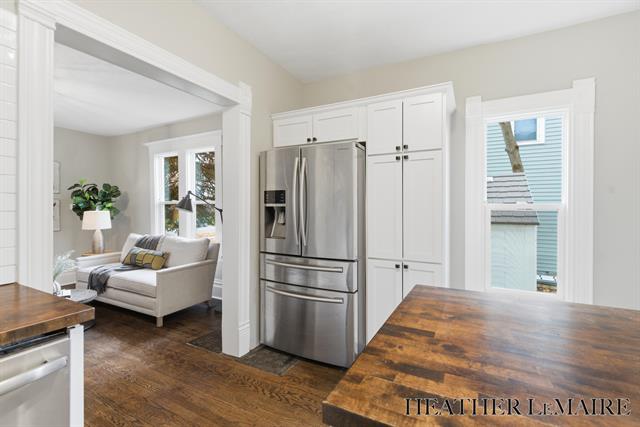 Builiding view six for 821 College, Grand Rapids, MI. 49503