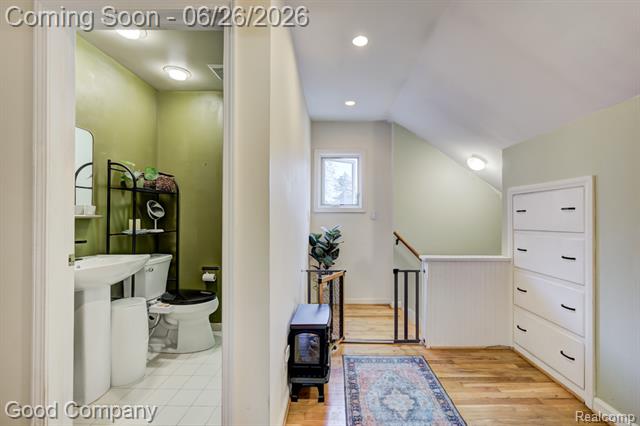 Builiding view thirty three for 1526 W 12 Mile, Royal Oak, MI. 48073