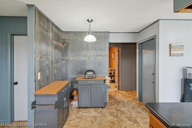 Builiding view seventeen for 1251 Reading Rd, Hillsdale, MI. 49242