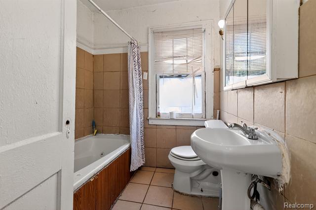 Builiding view twenty four for 5773 Lakewood, Detroit, MI. 48213