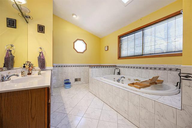 Builiding view eighteen for 21067 North, Battle Creek, MI. 49017