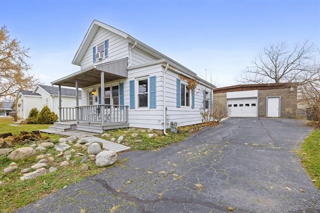 front view for 607 Sherwood Avenue, Three Oaks, Mi. 49128